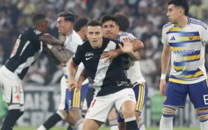 Vasco leva gol no fim, perde para o Boca Juniors e é eliminado da Sul-Americana