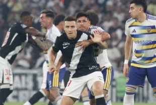Vasco leva gol no fim, perde para o Boca Juniors e é eliminado da Sul-Americana