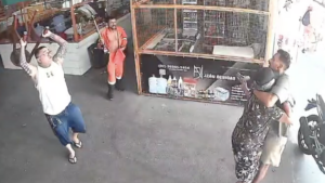Após assaltar mulher, suspeito é perseguido e ameaça pessoas com peixeira na Feira do Japiim; veja vídeo