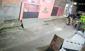 Tudo filmado: veja momento em que criminosos de moto assaltam jovens em Manaus