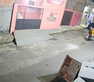 Tudo filmado: veja momento em que criminosos de moto assaltam jovens em Manaus