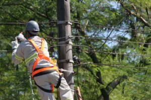 Ambar Energia realiza 2,3 mil ações na rede elétrica do Amazonas em sete dias