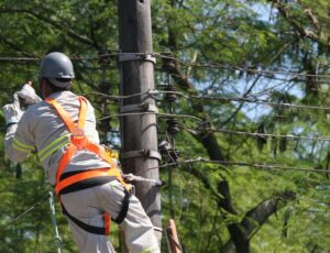 Ambar Energia realiza 2,3 mil ações na rede elétrica do Amazonas em sete dias