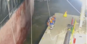 Desespero: veja momento que ferry-boat afunda e passageiros lutam para sobreviver; cenas fortes