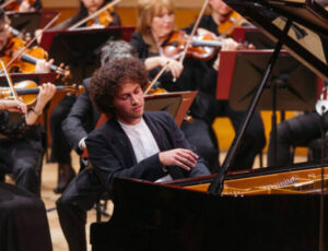 Fenômeno mundial do piano, Nikola Meeuwsen faz apresentação gratuita no Teatro Amazonas