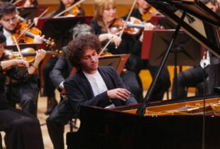 Fenômeno mundial do piano, Nikola Meeuwsen faz apresentação gratuita no Teatro Amazonas