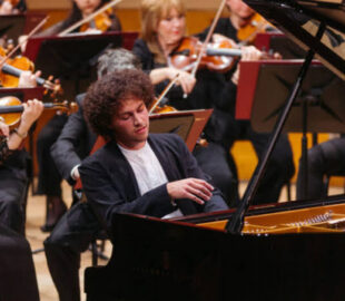 Fenômeno mundial do piano, Nikola Meeuwsen faz apresentação gratuita no Teatro Amazonas