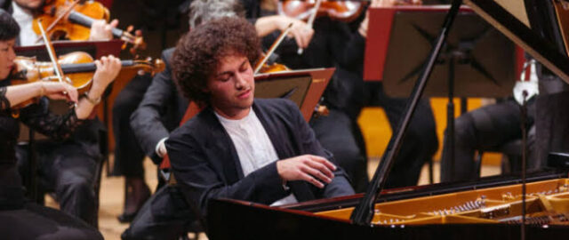 Fenômeno mundial do piano, Nikola Meeuwsen faz apresentação gratuita no Teatro Amazonas