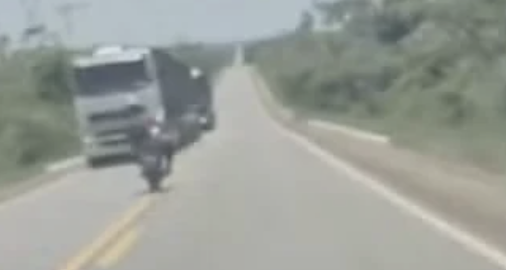 Imagens fortíss1mas: motorista registra momento em que motociclista é esm4gado por caminhão; veja vídeo