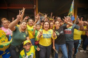 Professora Maria ganha as ruas na reta final, e população reforça clamor por mudança no Amazonas