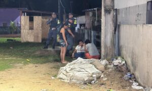 Familiares choram sobre corpo de homem executado no Terra Nova e possível motivação do crime vem à tona; veja vídeo