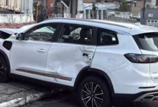 Acidente deixa quatro pessoas gravemente feridas no bairro Adrianópolis; veja imagens