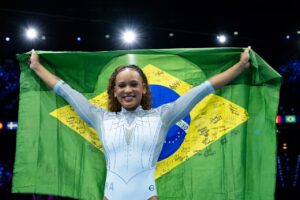Rebeca Andrade faz história em Roterdã e fatura o tricampeonato mundial no salto