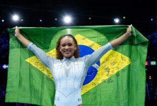 Rebeca Andrade faz história em Roterdã e fatura o tricampeonato mundial no salto