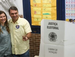 Flávio Bolsonaro vota no RJ e convoca eleitores: ‘chegou a hora da mudança’; veja vídeo