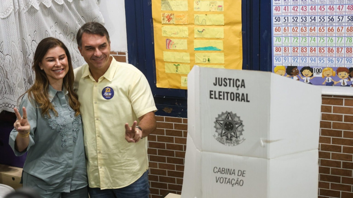 Flávio Bolsonaro vota no RJ e convoca eleitores: ‘chegou a hora da mudança’; veja vídeo