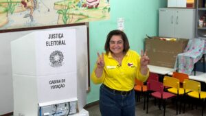 Agora mesmo! Candidata à presiência do país, a professora Maria do Carmo acaba de votar; veja vídeo