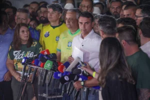 Flávio Bolsonaro contesta resultado eleitoral e anuncia pedido de anulação do segundo turno