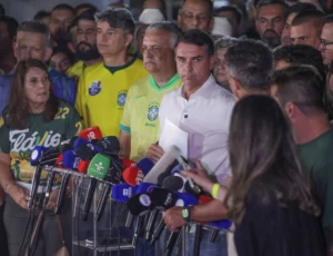 Flávio Bolsonaro contesta resultado eleitoral e anuncia pedido de anulação do segundo turno