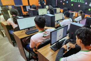 Curso gratuito de informática oferece 100 vagas para jovens de 13 a 17 anos no Coroado; veja como se inscrever