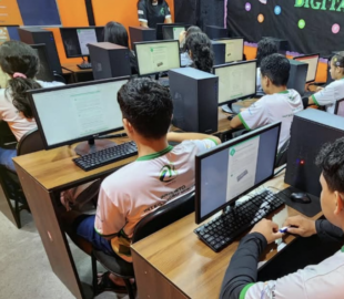 Curso gratuito de informática oferece 100 vagas para jovens de 13 a 17 anos no Coroado; veja como se inscrever