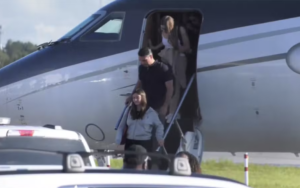 Flávio Bolsonaro chega aos Estados Unidos após deixar o Brasil com a família; veja vídeo