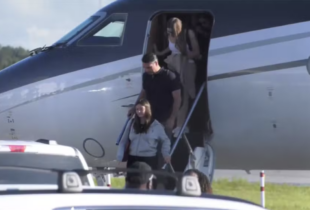 Flávio Bolsonaro chega aos Estados Unidos após deixar o Brasil com a família; veja vídeo