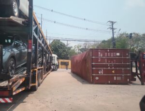 Contêiner se solta de carreta e tomba no bairro Colônia Oliveira Machado; veja o vídeo