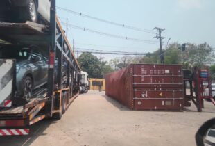 Contêiner se solta de carreta e tomba no bairro Colônia Oliveira Machado; veja o vídeo