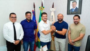 O prefeito Renato Junior anuncia convocação de mais 1.500 aprovados no concurso da Semed em Manaus