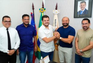 O prefeito Renato Junior anuncia convocação de mais 1.500 aprovados no concurso da Semed em Manaus