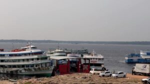 Rio Negro segue baixando em Manaus e está 2,67 metros abaixo do nível registrado em 2025; veja vídeo