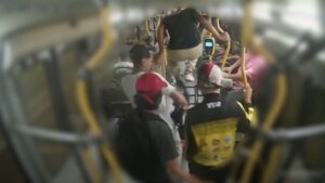Vídeo mostra momento em que marginais fazem arrastão no ônibus 650, em Manaus; veja