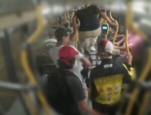 Vídeo mostra momento em que marginais fazem arrastão no ônibus 650, em Manaus; veja
