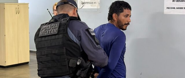 Homem rouba celular de passageira em carro de aplicativo e acaba preso pela PM no Centro de Manaus; veja vídeo