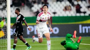 Flamengo goleia Vasco por 4 a 1 e deixa Palmeiras como único rival na briga pelo título
