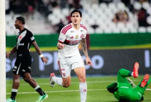 Flamengo goleia Vasco por 4 a 1 e deixa Palmeiras como único rival na briga pelo título