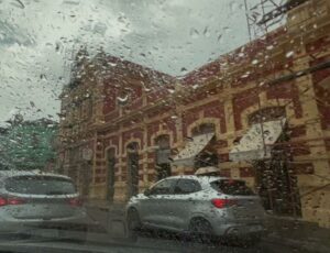 Sextou com ‘climinha europeu’? Chuva refresca Manaus, mas interior pode encarar quase 41°C