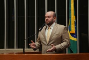 Fausto Jr. cobra explicações sobre passagens aéreas que chegam a R$ 7,4 mil no Amazonas