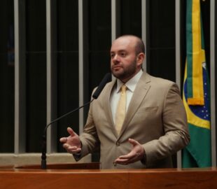Fausto Jr. cobra explicações sobre passagens aéreas que chegam a R$ 7,4 mil no Amazonas