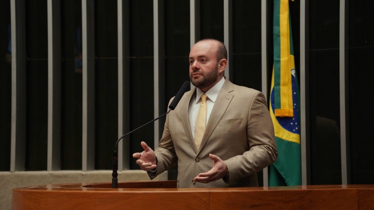 Fausto Jr. cobra explicações sobre passagens aéreas que chegam a R$ 7,4 mil no Amazonas