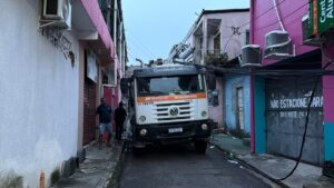 Caminhão de lixo derruba poste com transformador sobre casa e deixa moradores sem energia no Coroado