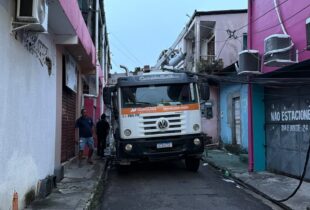 Caminhão de lixo derruba poste com transformador sobre casa e deixa moradores sem energia no Coroado