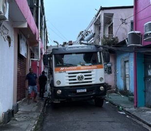 Caminhão de lixo derruba poste com transformador sobre casa e deixa moradores sem energia no Coroado