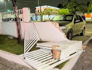 Motorista derruba muro do 6º DIP ao tentar fugir de motociclistas após atropelar entregador de Manaus