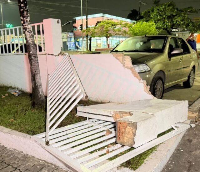 Motorista derruba muro do 6º DIP ao tentar fugir de motociclistas após atropelar entregador de Manaus