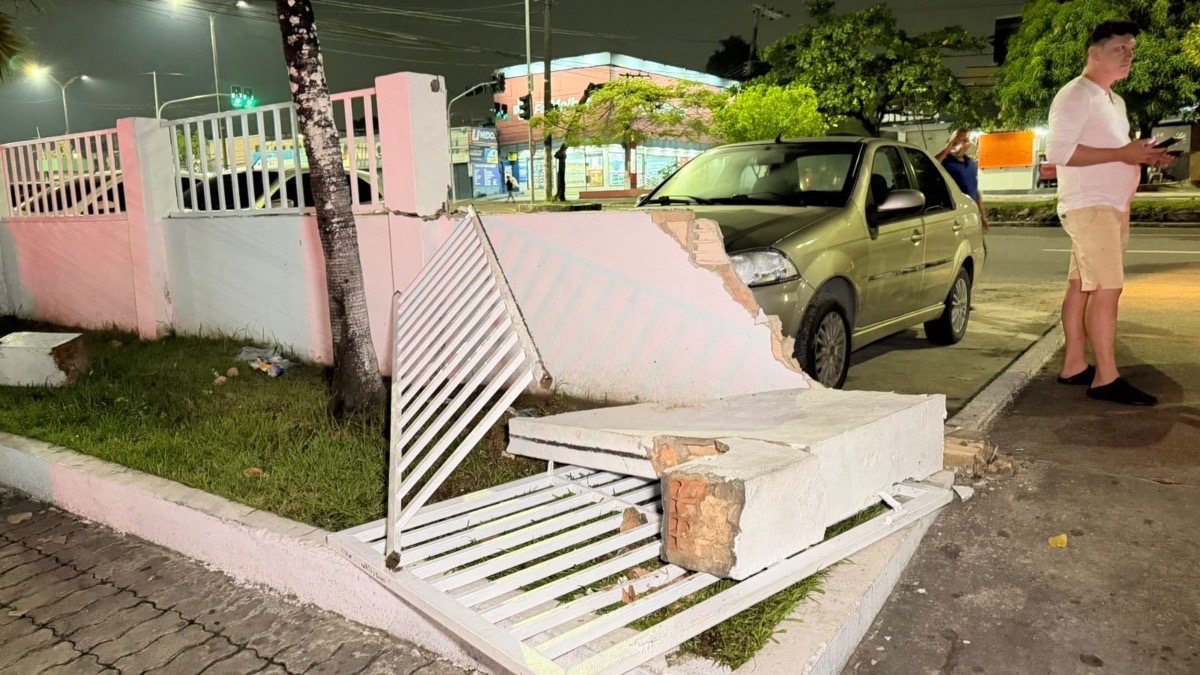 Motorista derruba muro do 6º DIP ao tentar fugir de motociclistas após atropelar entregador de Manaus