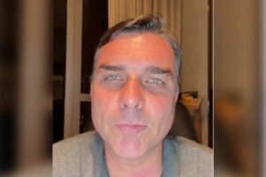 Flávio Bolsonaro fala em nova eleição presidencial antes de 2030 e faz alerta sobre economia brasileira